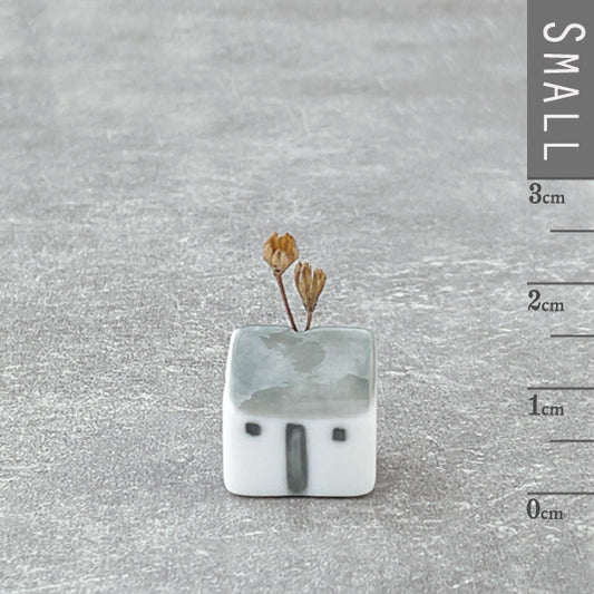 Small Porcelain cottage 3