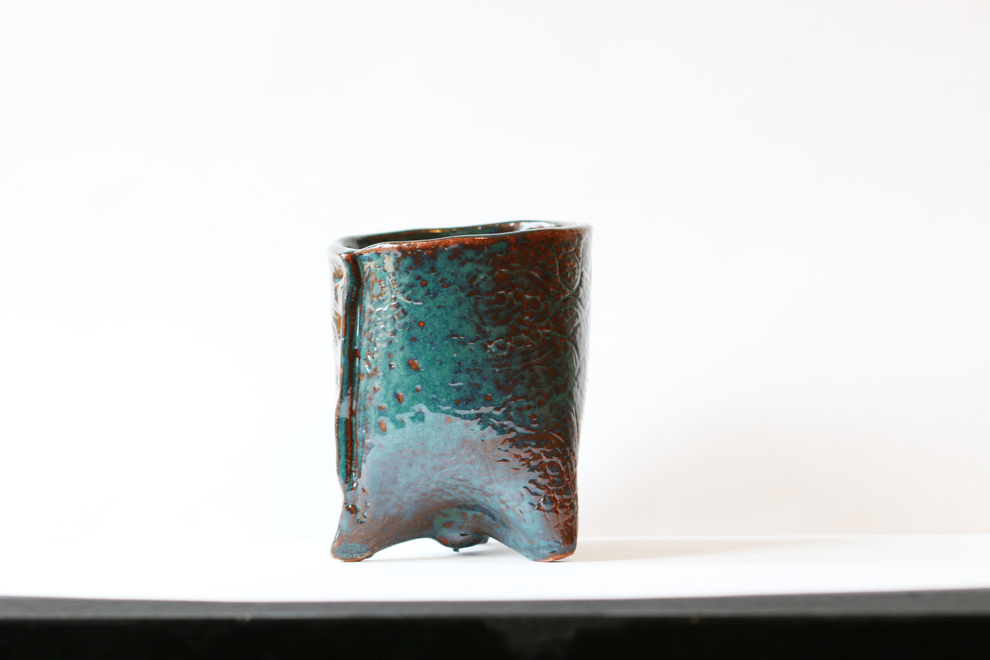 Tripod plant pot