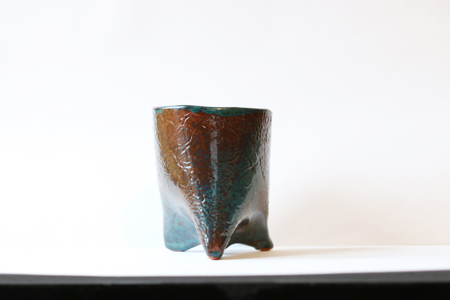 Tripod plant pot