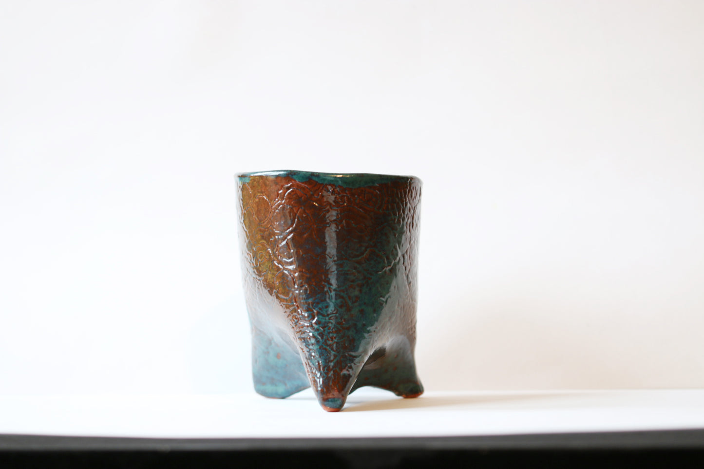 Tripod plant pot