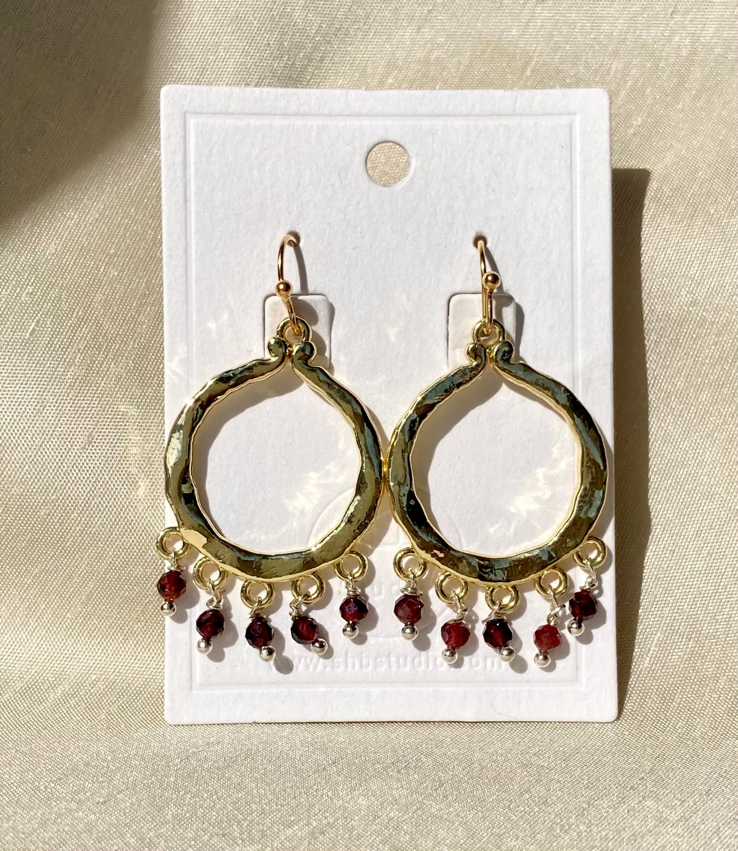 Gold tone open round