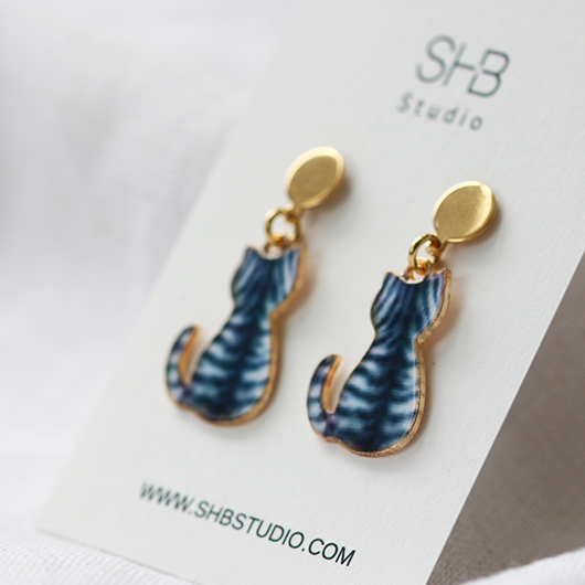 pair of grey cat dangle earrings