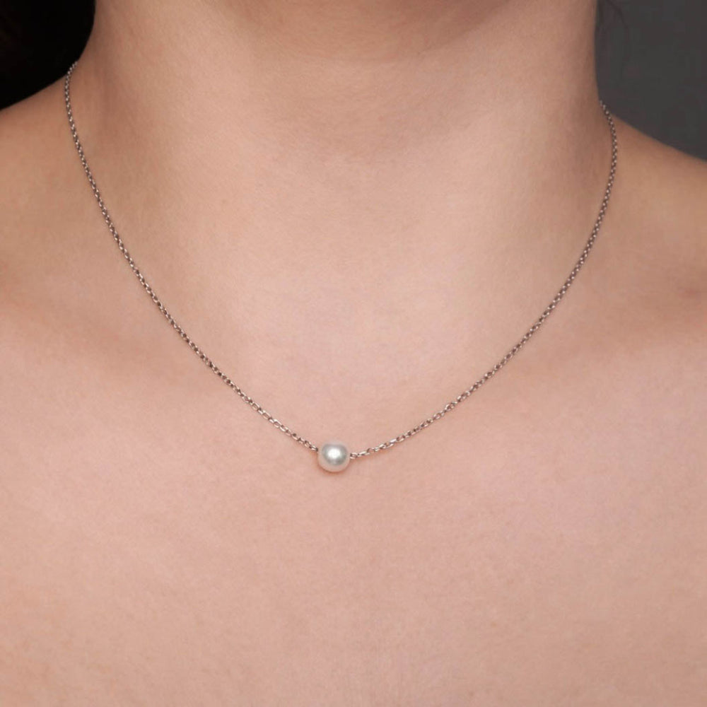 pearl necklace stainless steel shows on model's neck.