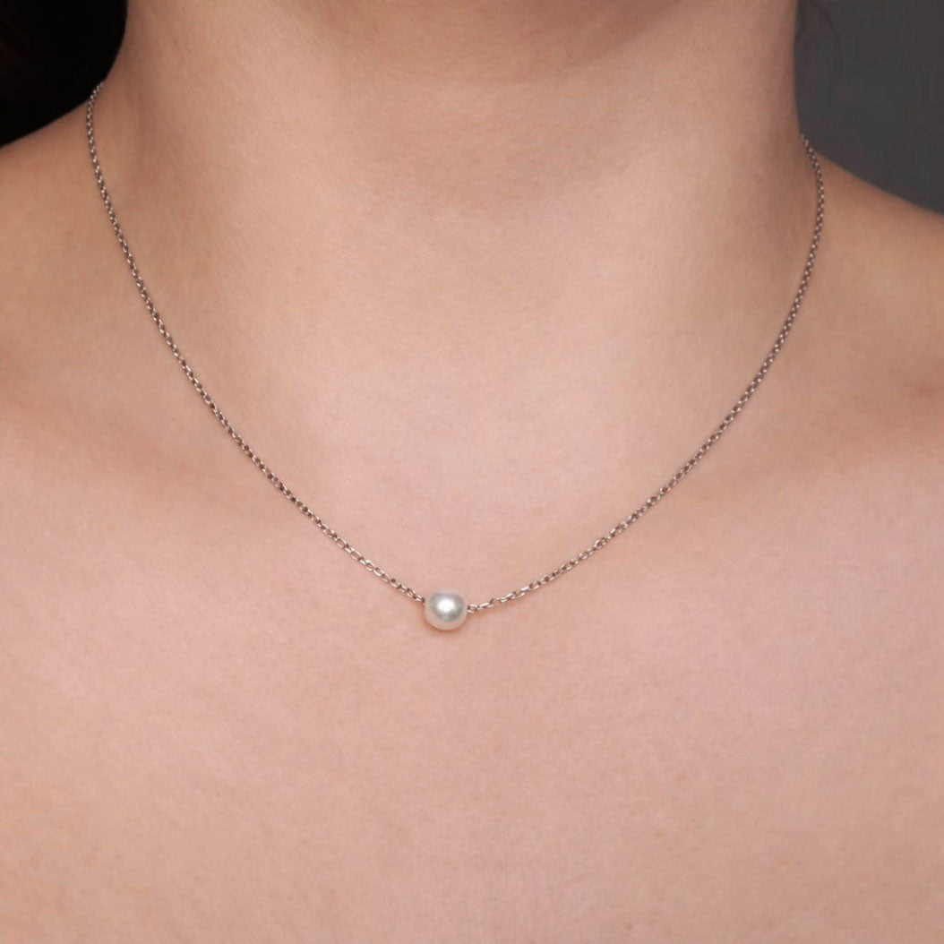 pearl necklace stainless steel shows on model&