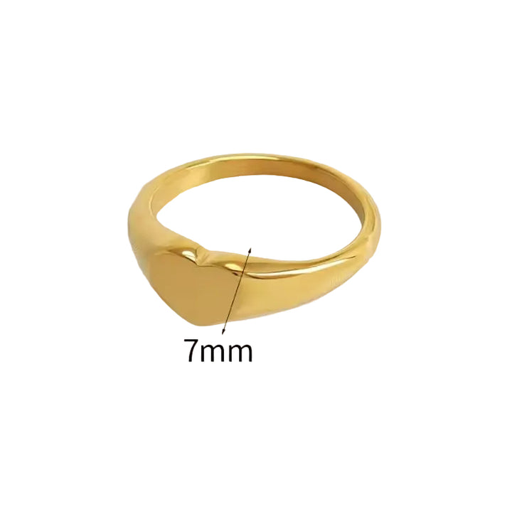 Gold ring on a white background with a measurement label indicating 7mm width.