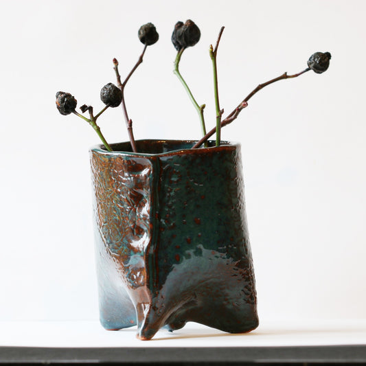 Tripod plant pot