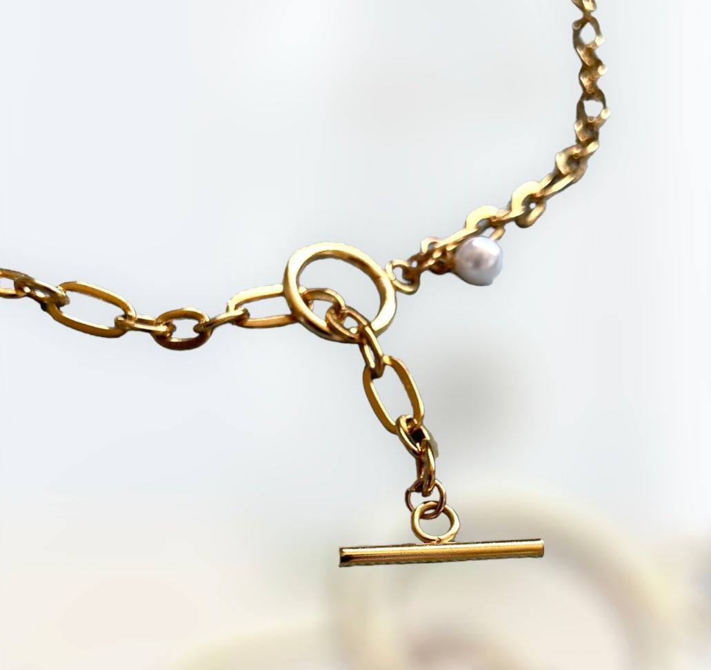 Gold chain necklace with white pearl 