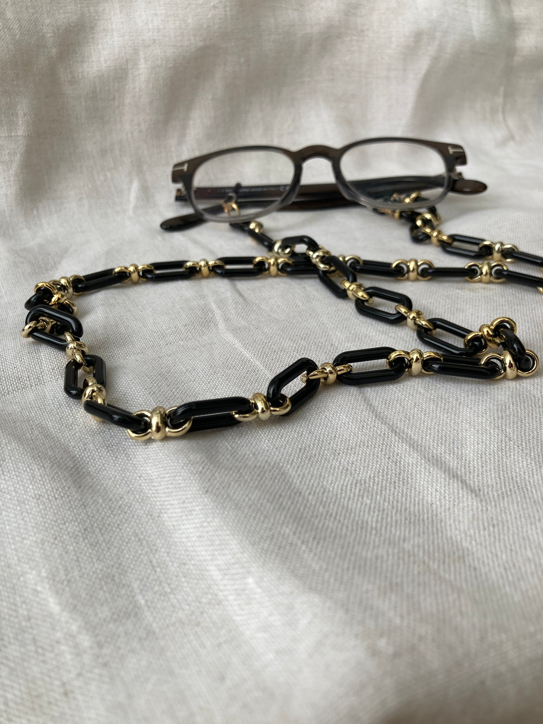 Black gold chain glasses holder