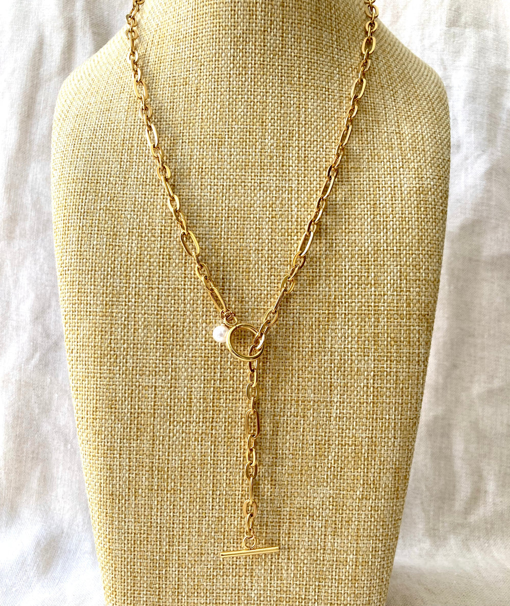 Gold chain with white pearl 