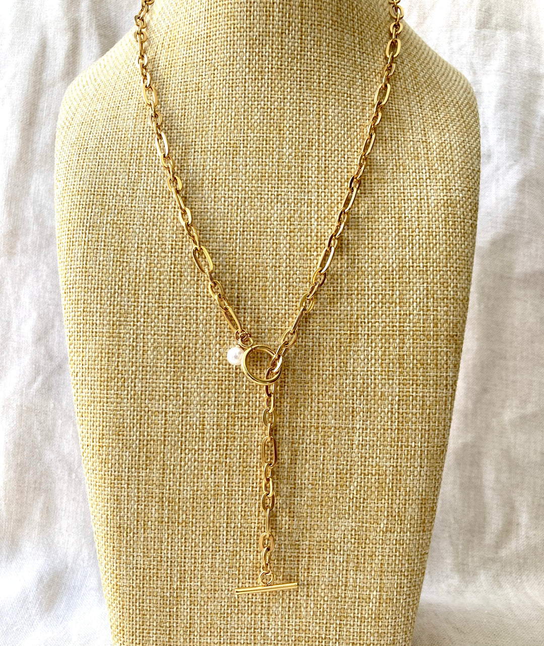 Gold chain with white pearl 